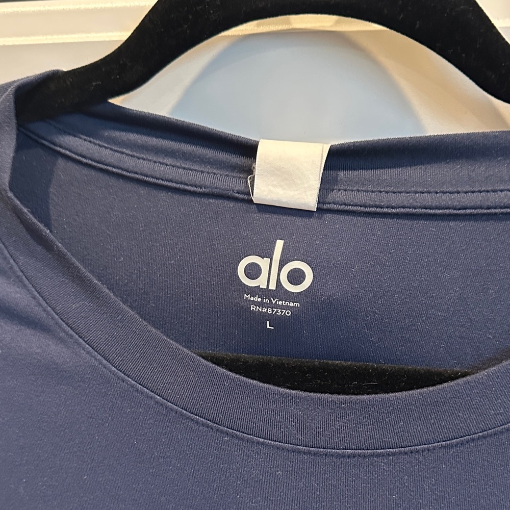 ALO Yoga Men's Navy Short Sleeve Tee - Picture 2 of 2